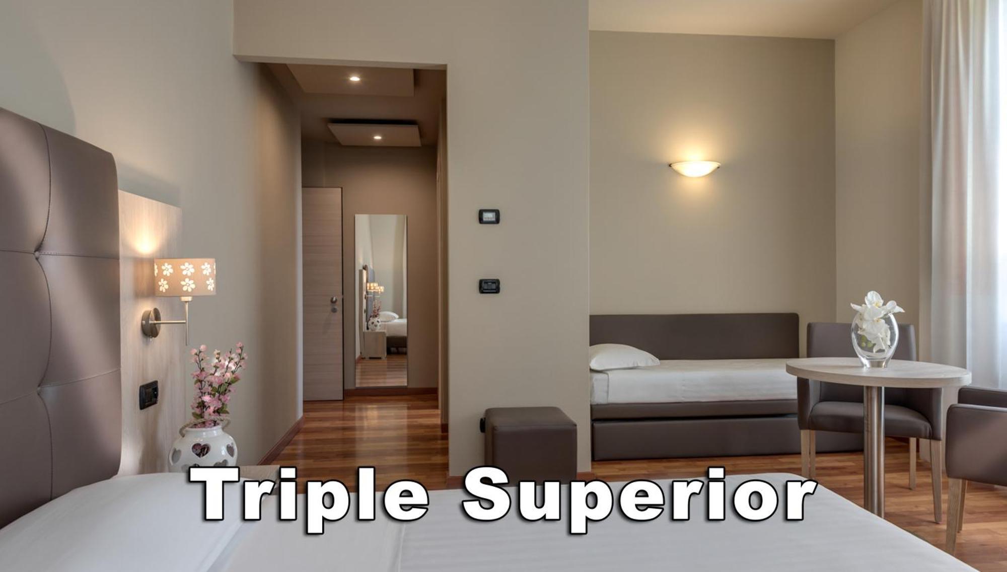 Camera Tripla Superior